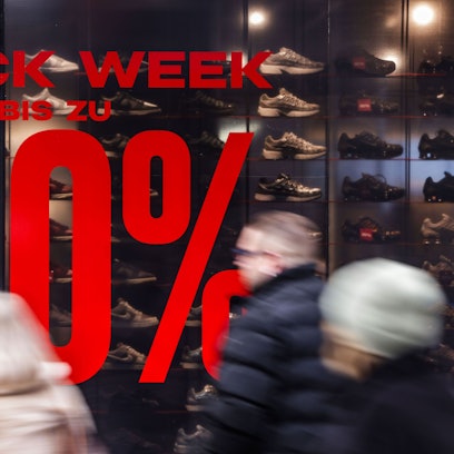 Köln: In einem Schaufenster eines Geschäftes wird für Rabatte in der „Black Week“ geworben.