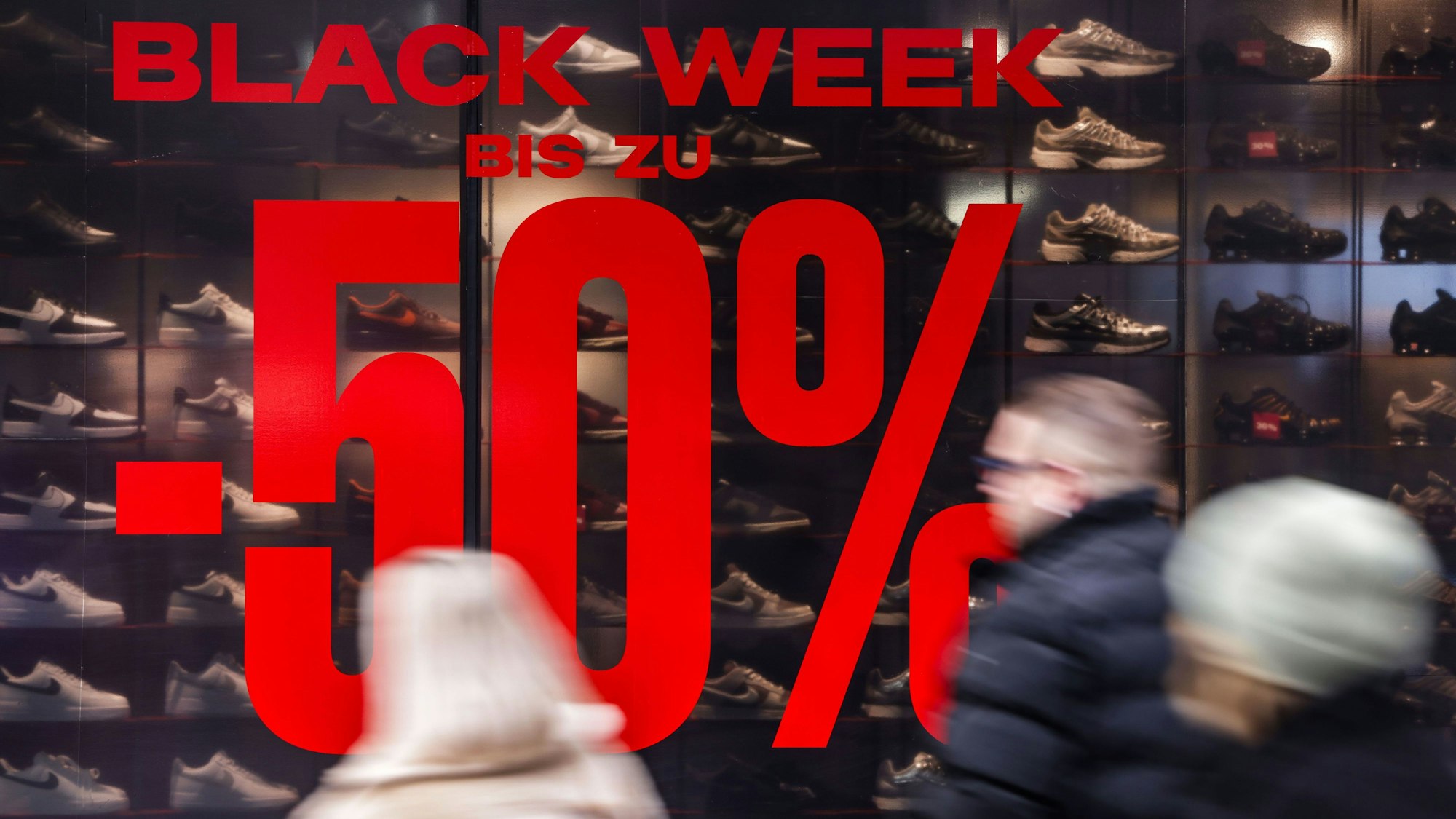 Köln: In einem Schaufenster eines Geschäftes wird für Rabatte in der „Black Week“ geworben.