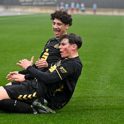 Adel Alasabadi (l.) und Emanuele Esposito feiern den Erfolg der U 17 des 1. FC Köln.