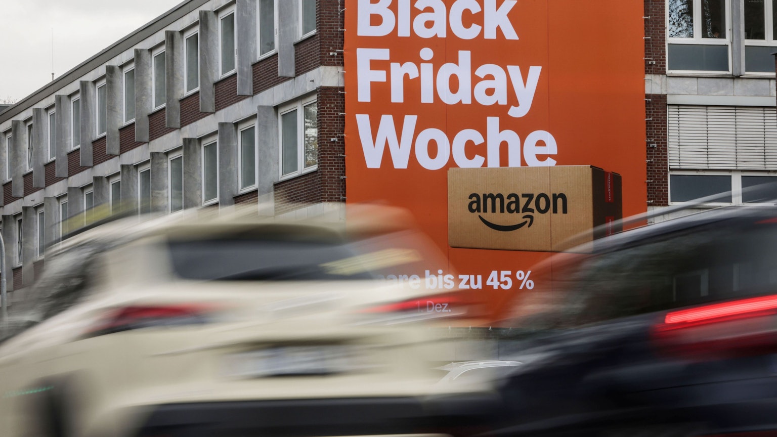 Köln: An der Fassade eines Hauses wird für Rabatte am Black Friday geworben.