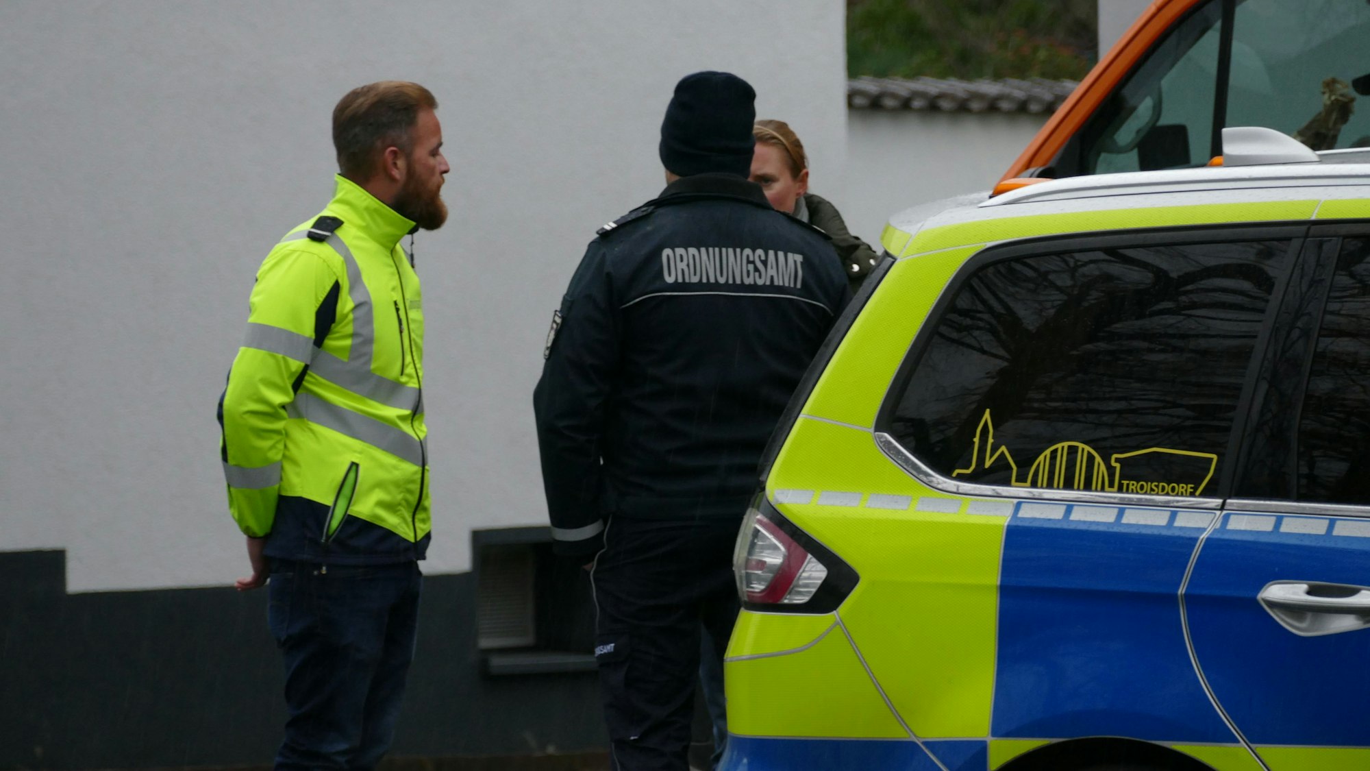 Mitarbeiter des Kampfmittelräumdienstes und des Ordnungsamts stehen vor dem betroffenen Haus.