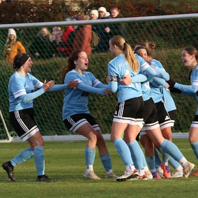 Die Kommerner Fußballerinnen bilden eine Jubeltraube.
