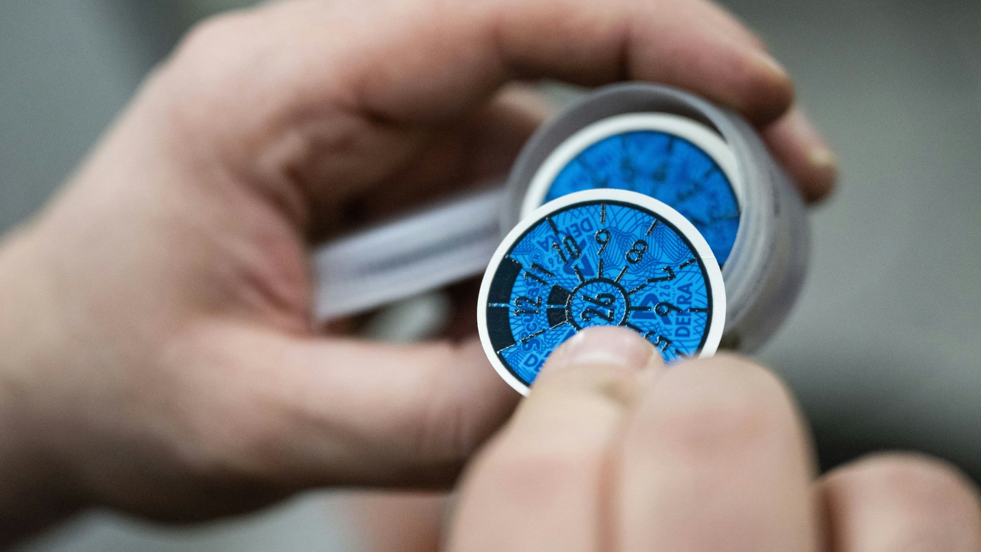 Die TÜV-Plakette für 2026 ist blau.