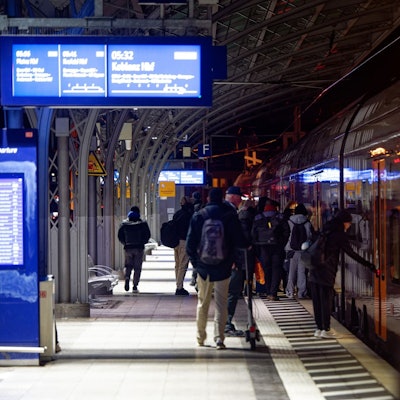 Fern- und Regionalzüge fahren den Kölner Hauptbahnhof wieder an.