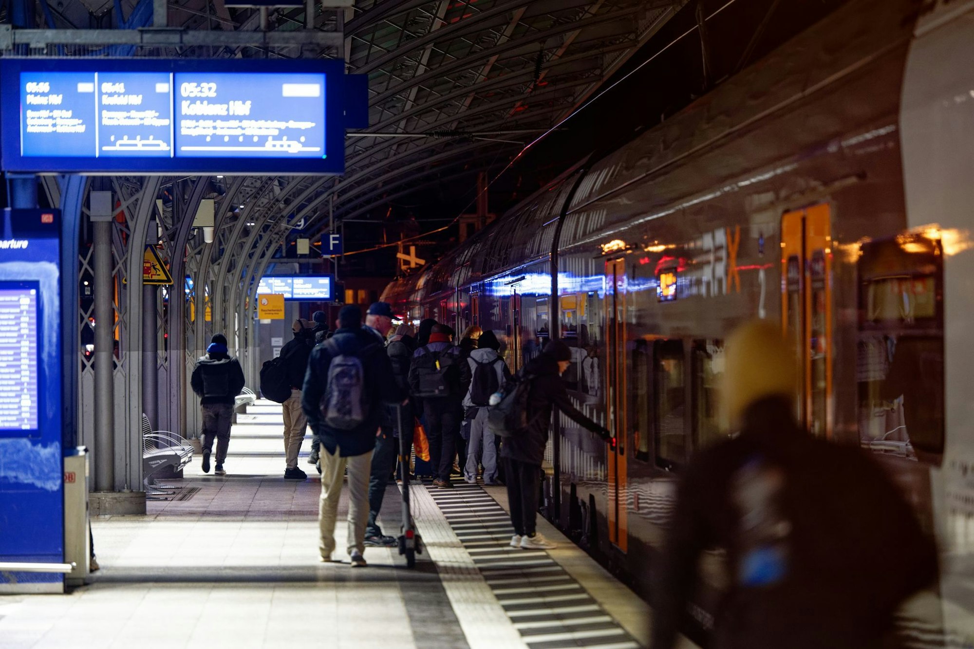 Fern- und Regionalzüge fahren den Kölner Hauptbahnhof wieder an.