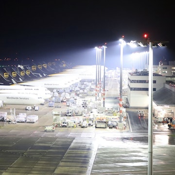 Die beiden Männer schlugen die Scheibe eines Notschalters ein.