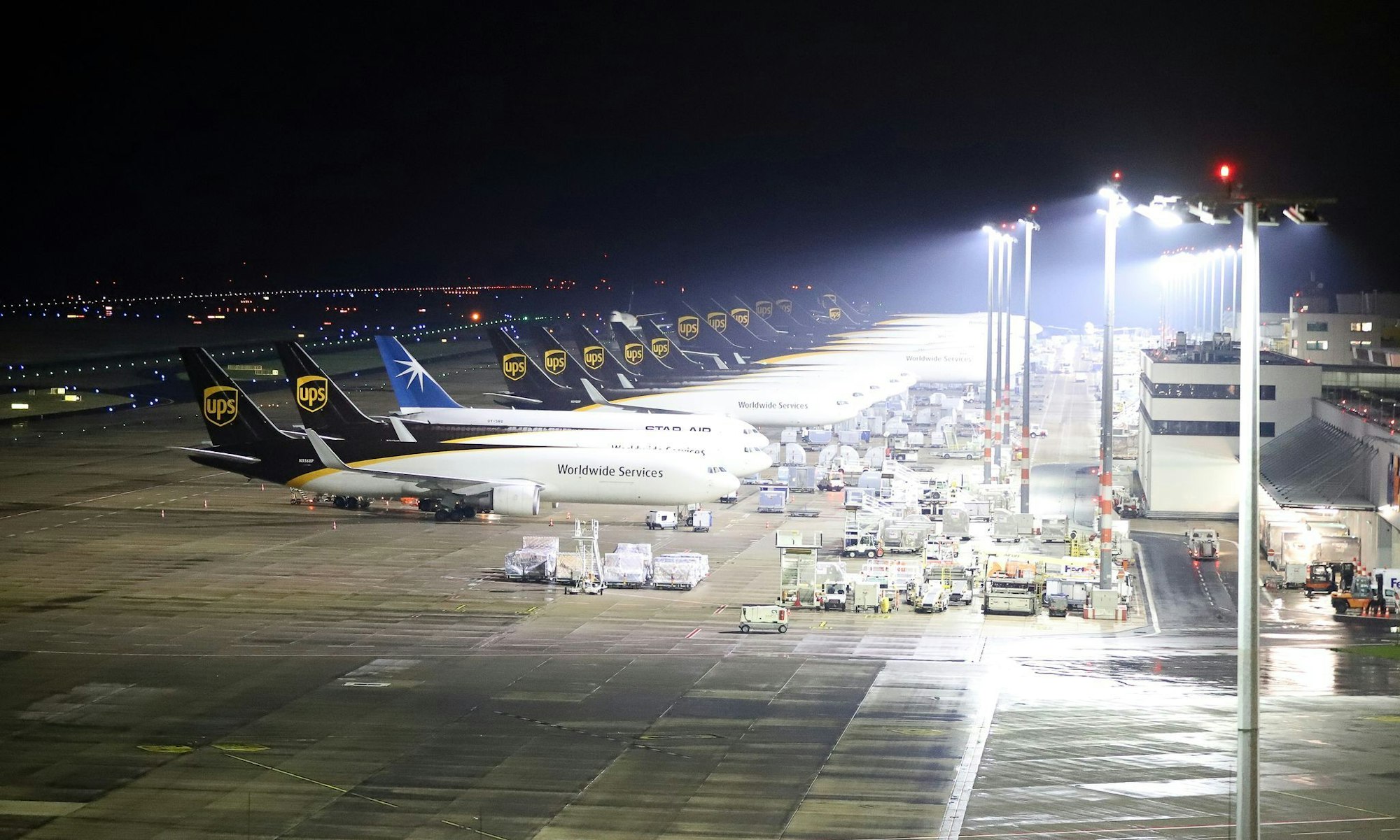 Die beiden Männer schlugen die Scheibe eines Notschalters ein.