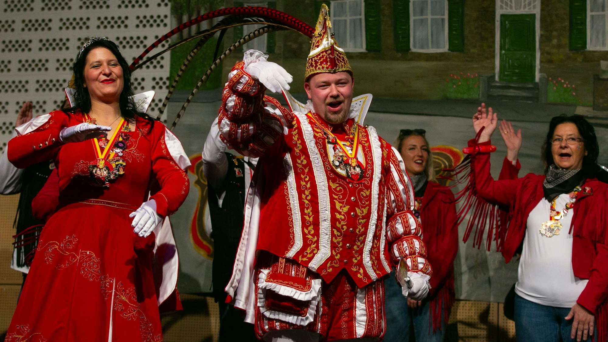 Das Bild von der Proklamation in Ründeroth zeigt Prinz Norman aus dem Hause Becker und Prinzessin Melanie.