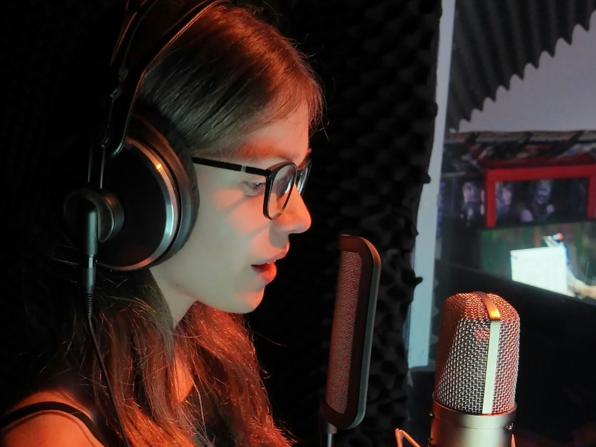 Zu sehen ist ein Mädchen, das in einem Tonstudio sind.