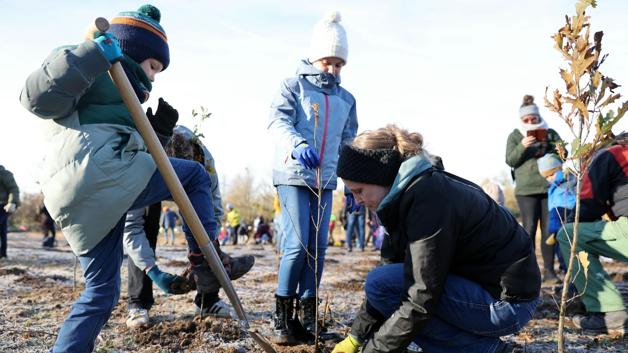 Groß und Klein halfen dabei, eine ehemals von der Landwirtschaft genutzte Fläche in einen kleinen Wald zu verwandeln.