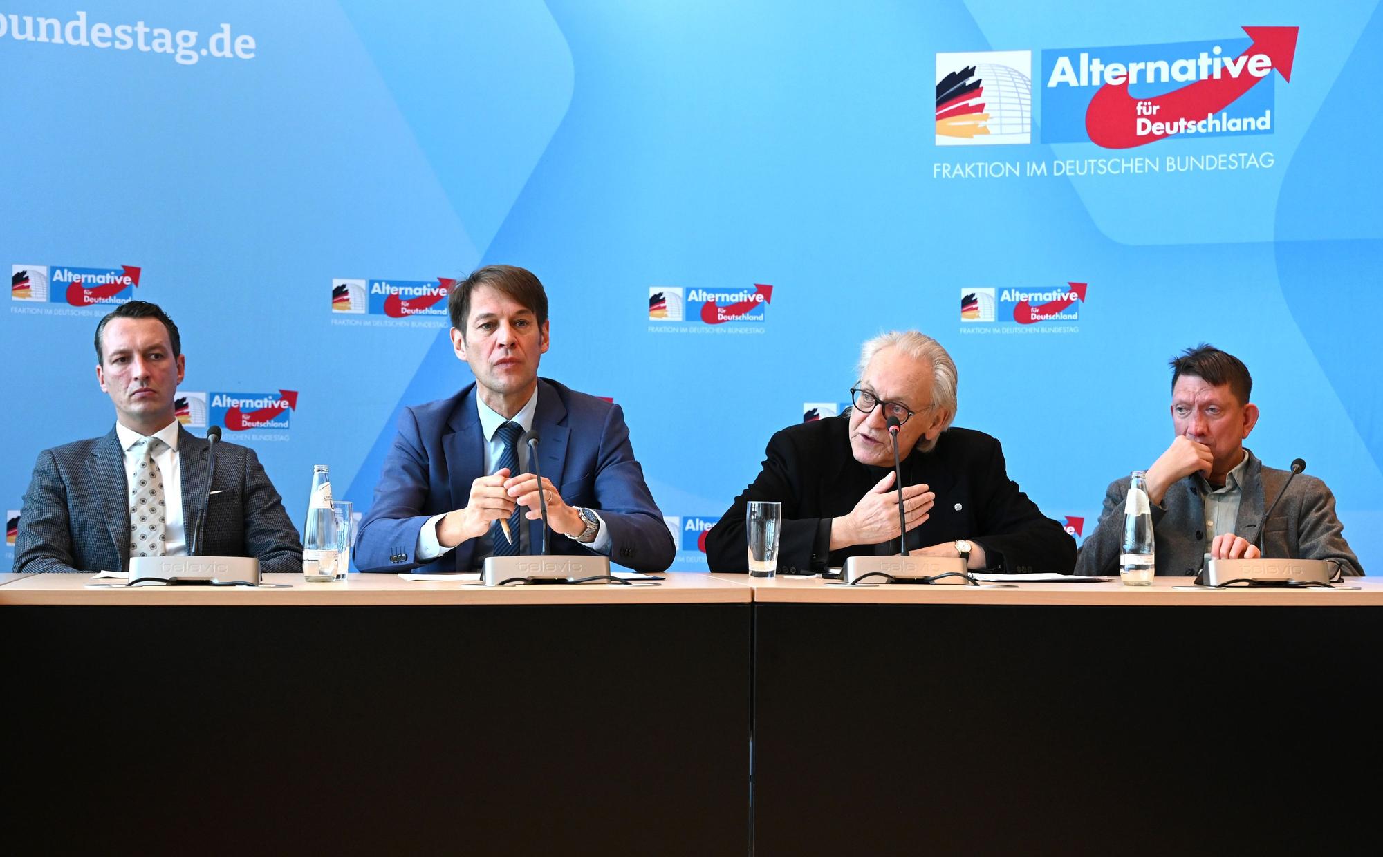 Die AfD-Abgeordneten Matthias Helferich, Götz Frömming, Martin Renner und Ronald Gläser sprechen während einer Pressekonferenz im Jakob-Kaiser-Haus.
