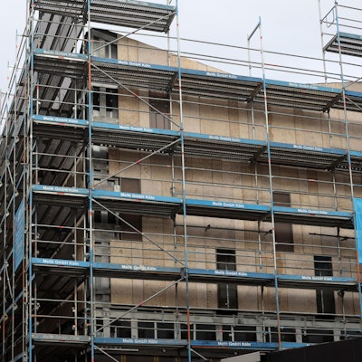 Die Natursteinfassade für das künftige Museum Miqua wird derzeit an der darunterliegenden Stahlkonstruktion befestigt.