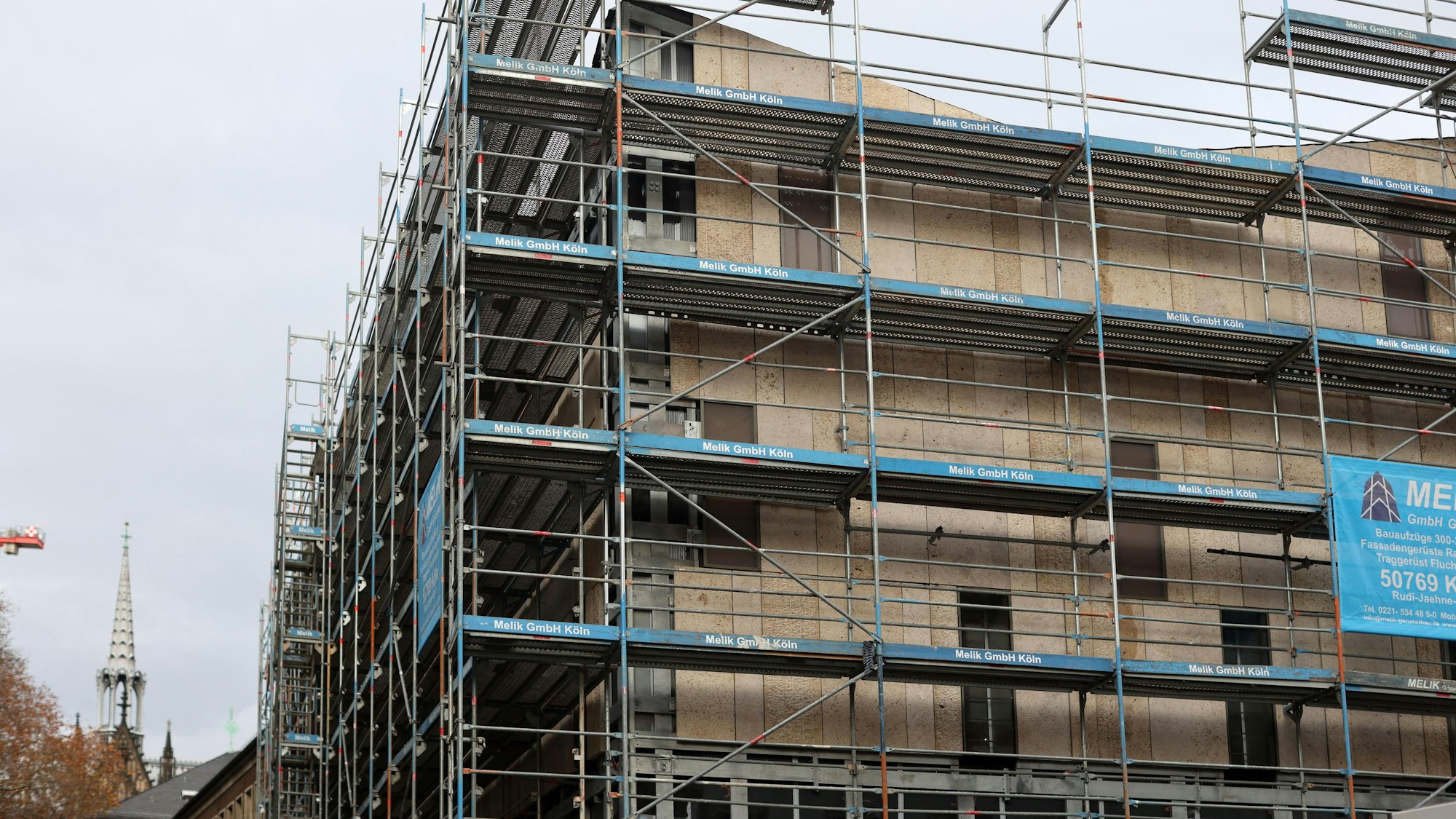 Die Natursteinfassade für das künftige Museum Miqua wird derzeit an der darunterliegenden Stahlkonstruktion befestigt.