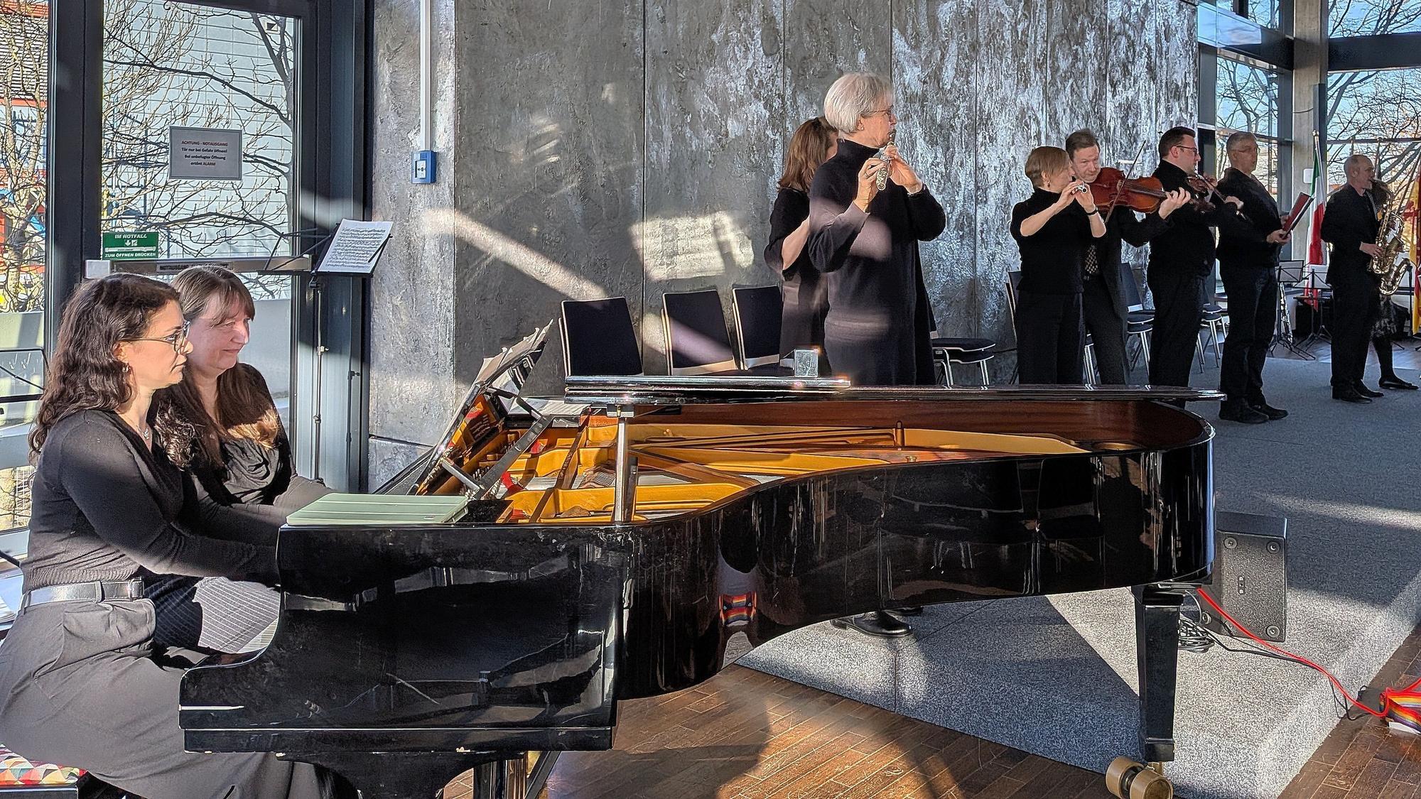 23. November 2025. Bornheim. Feierstunde im Ratssaal zum 25-jährigen Dienstjubiläum der Leiterin der Bornheimer Musikschule Mary Schirilla. Foto: Frank Engel-Strebel