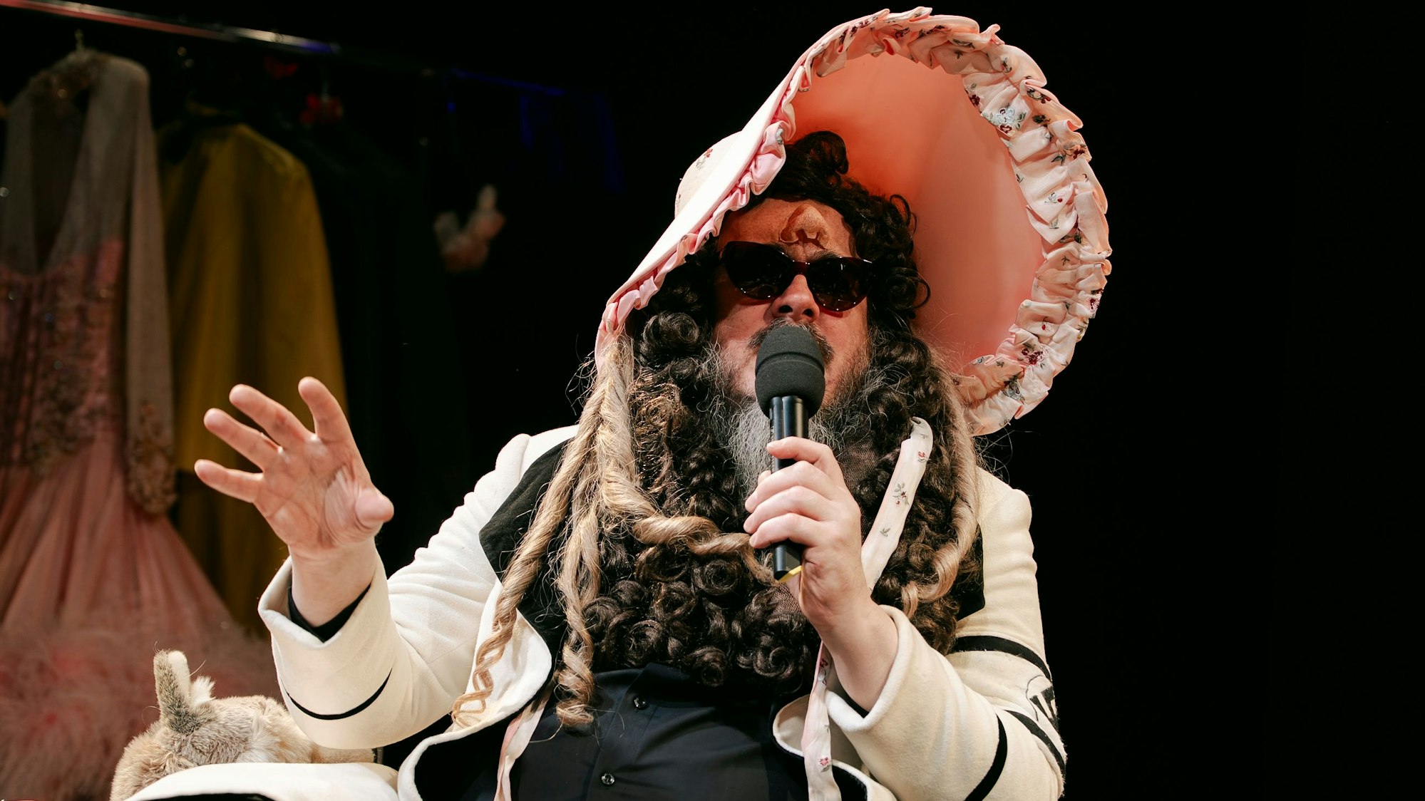 Jonathan Meese in „THE WORLD HEAVY-TALK CHAMPIONSHIPS“ im Depot 2.