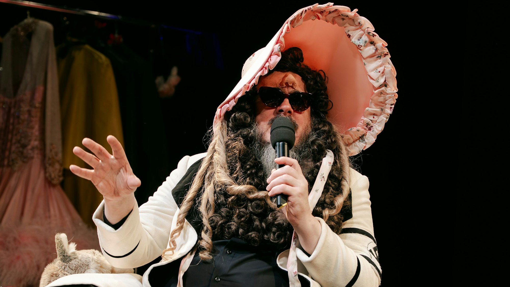 Jonathan Meese in „THE WORLD HEAVY-TALK CHAMPIONSHIPS“ im Depot 2.