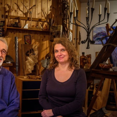 Zwei Personen in einem Atelier.