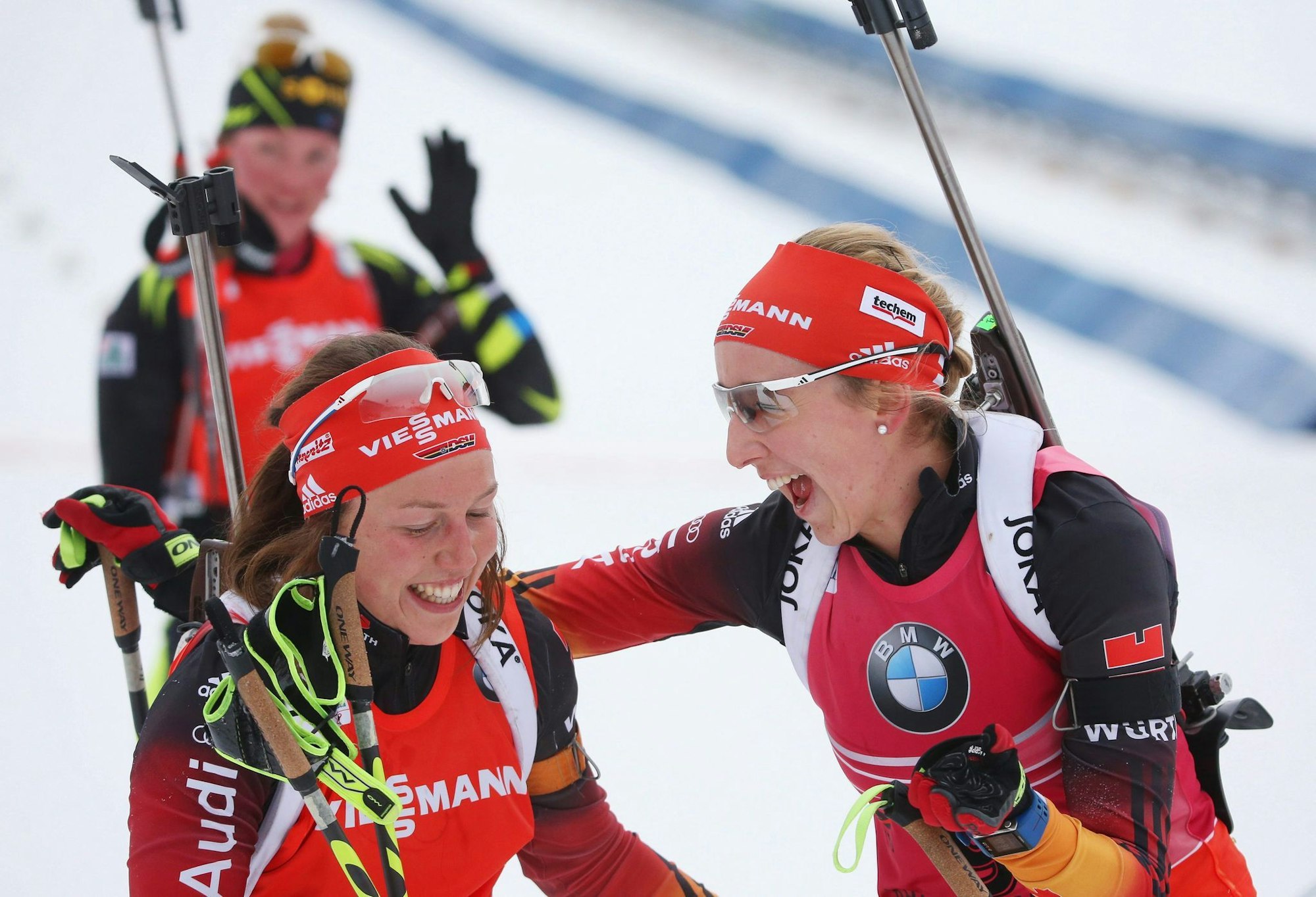 Laura Dahlmeier (l) und Franziska Preuß (r) kamen 2013 in den Weltcup. (Archivfoto)