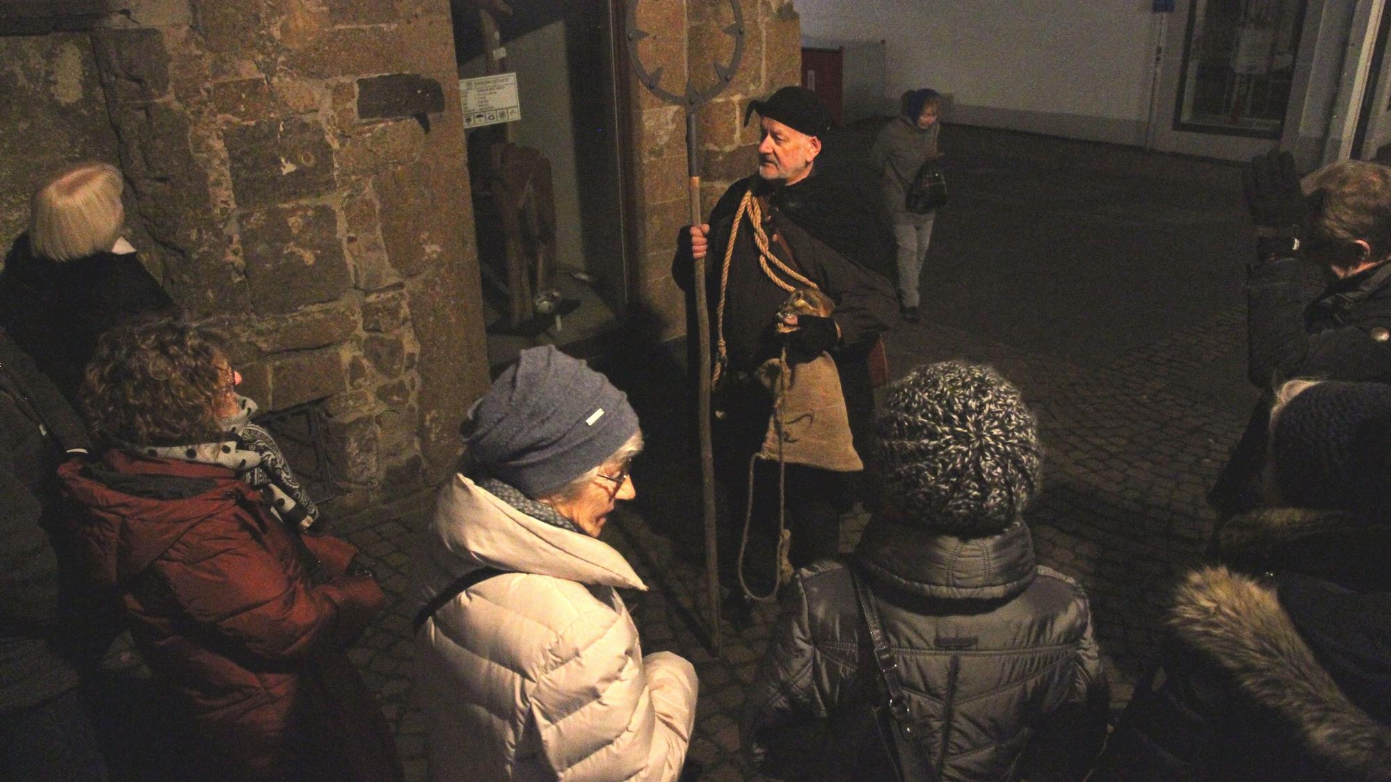 Henker-Stadtführung mit Hans-Willi Kernenbach, Zwischenstopp am Haus zum Winter