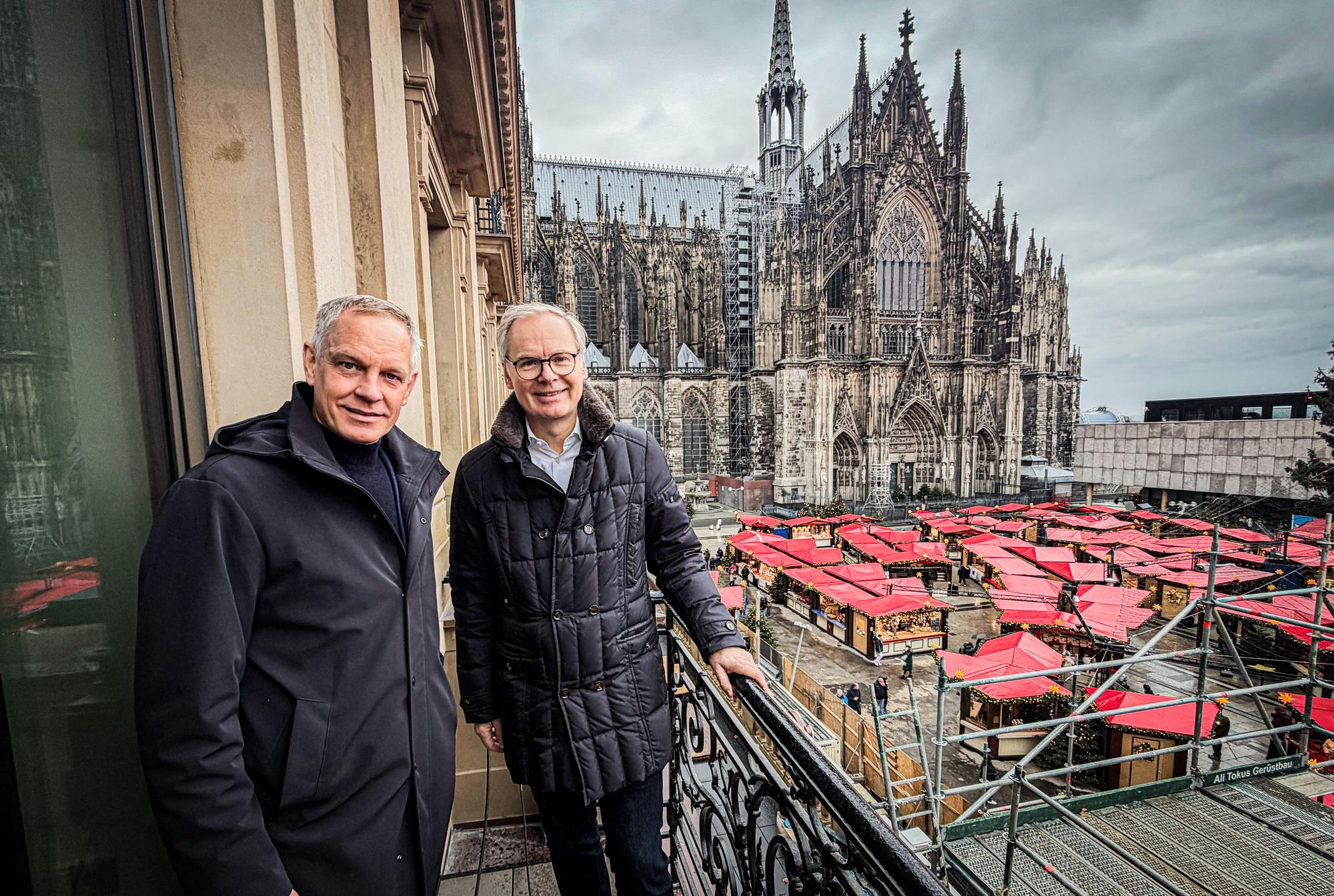 Hoteldirektor Guntram Weipert (l.) mit Althoff Hotels-Geschäftsführer Frank Marrenbach auf einem der Balkone des Dom-Hotels.
