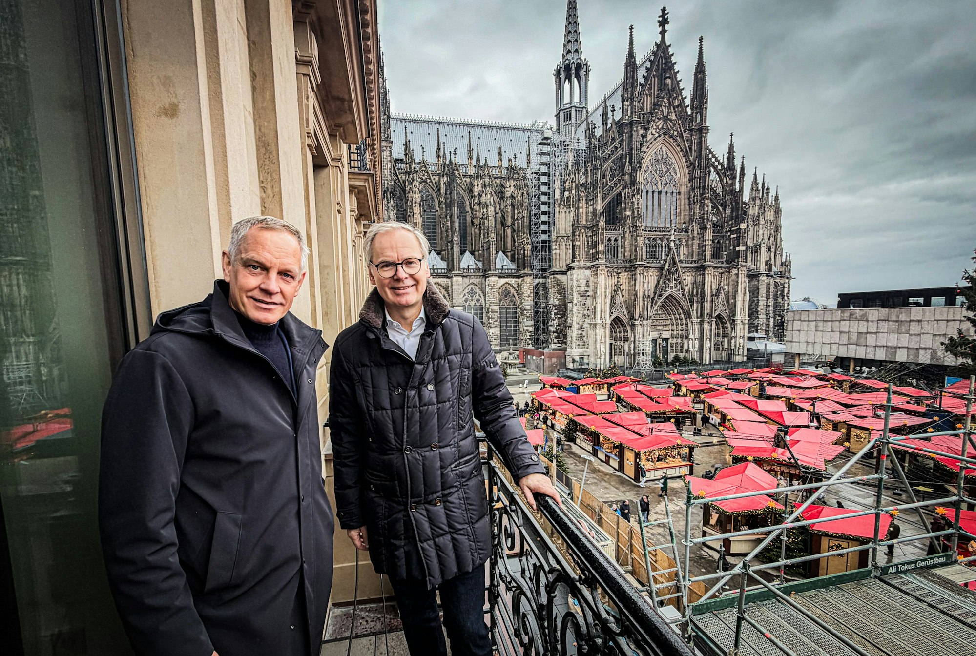 Hoteldirektor Guntram Weipert (l.) mit Althoff Hotels-Geschäftsführer Frank Marrenbach auf einem der Balkone des Dom-Hotels.