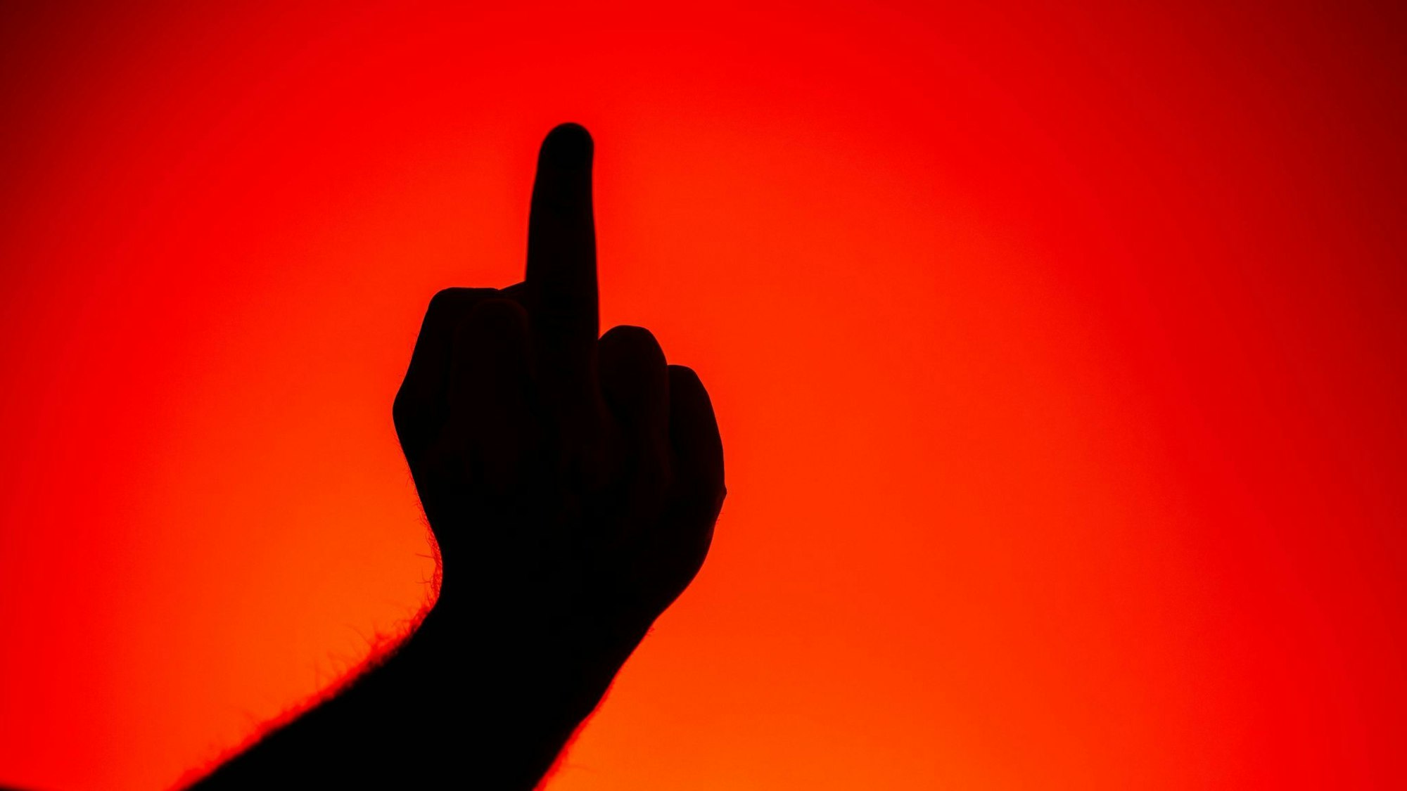 Weint die Schichtmutter oder nicht? Ein Gericht entschied: Vulgäre Kritik ist nicht automatisch ein Kündigungsgrund.