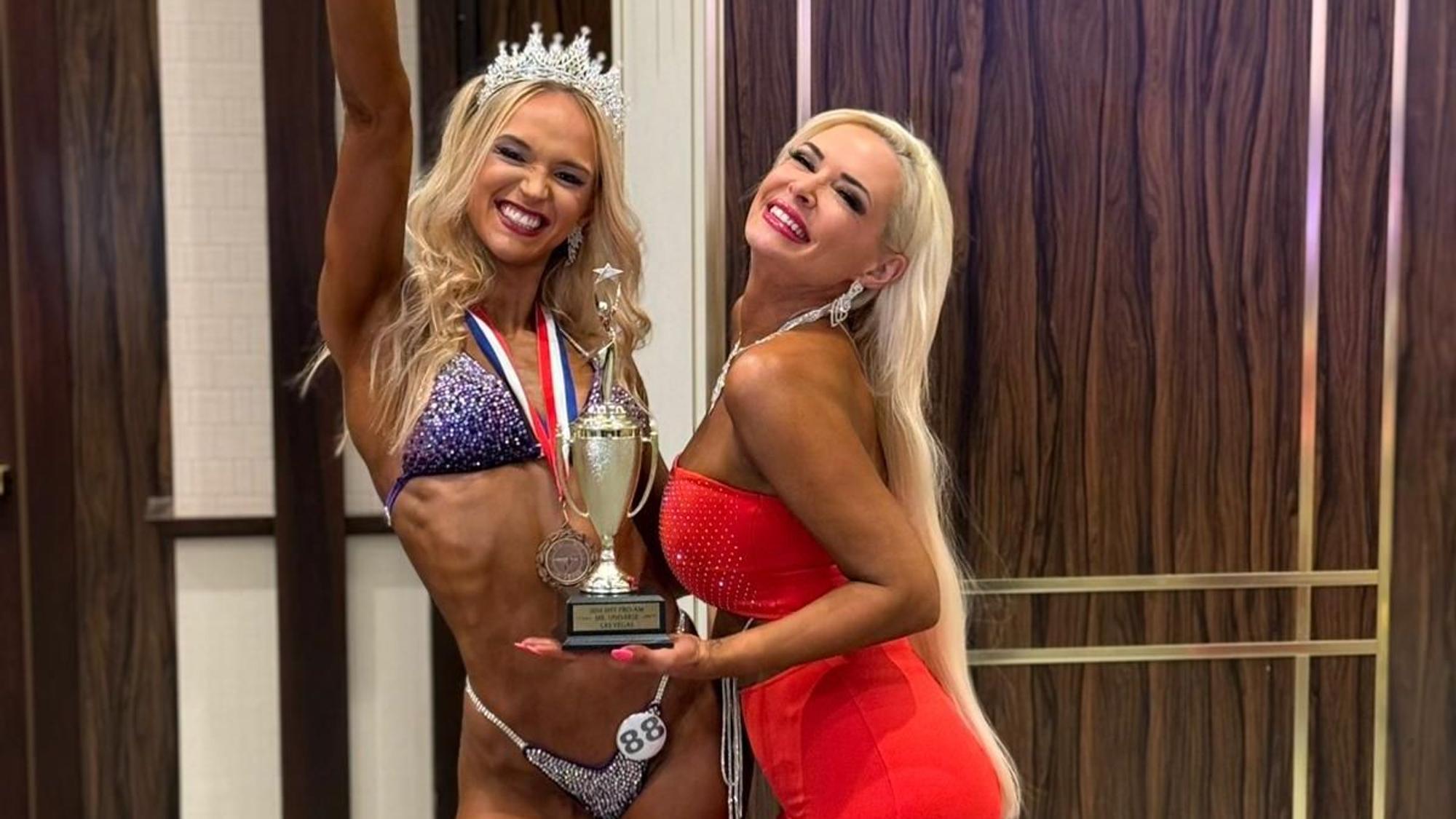 Lia Lee (l.) hat auch Daniela Katzenberger (r.) trainiert. Der TV-Star unterstützte seine Trainerin bei Miss Universe 2024 in Las Vegas.