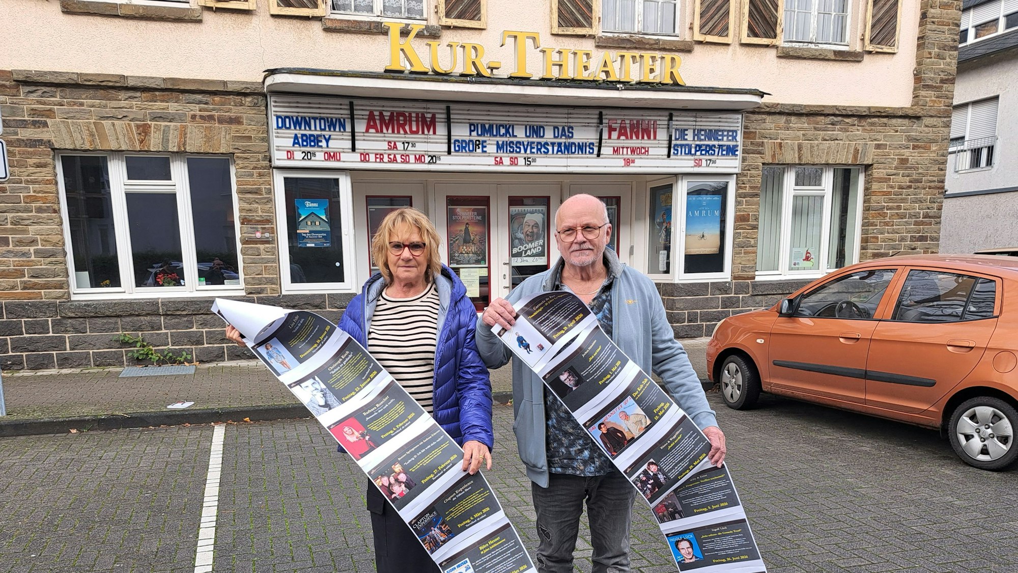 Gaby und Ingo Teusch haben das Programm des Hennefer Kur-Theaters für die erste Jahreshälfte 2026 vorgestellt.