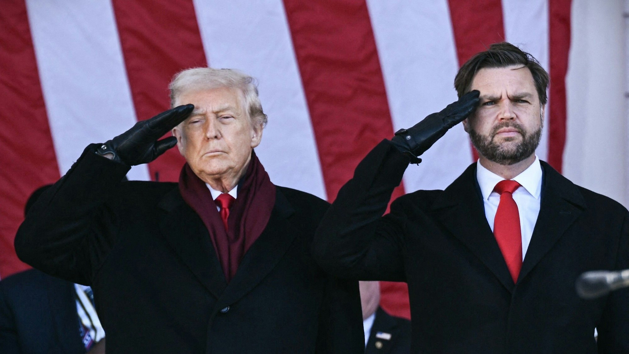 US-Vizepräsident J. D. Vance (r.) hat in wütenden Beiträgen auf der Plattform X gegen Kritiker von US-Präsident Donald Trumps „Friedensplan“ ausgeteilt. (Archivbild)