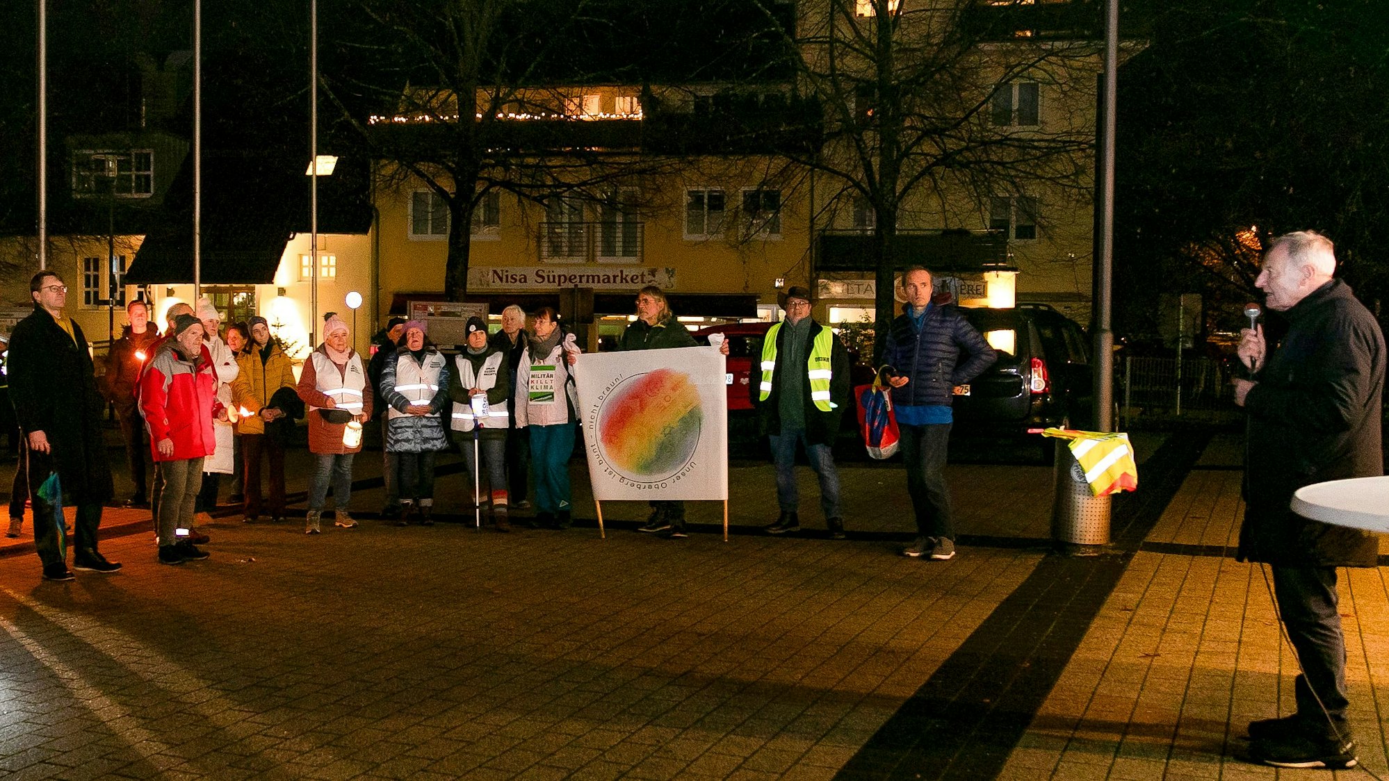 Auf dem Rathausplatz in Bergneustadt gab es Ansprachen, unter anderem von Friedhelm Julius Beucher.