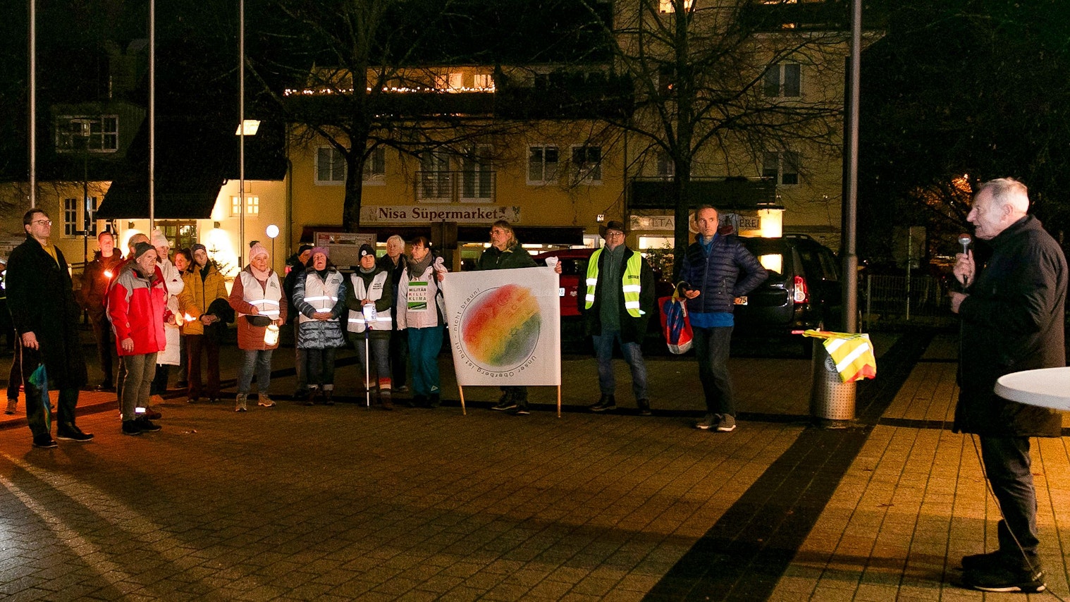 Auf dem Rathausplatz in Bergneustadt gab es Ansprachen, unter anderem von Friedhelm Julius Beucher.