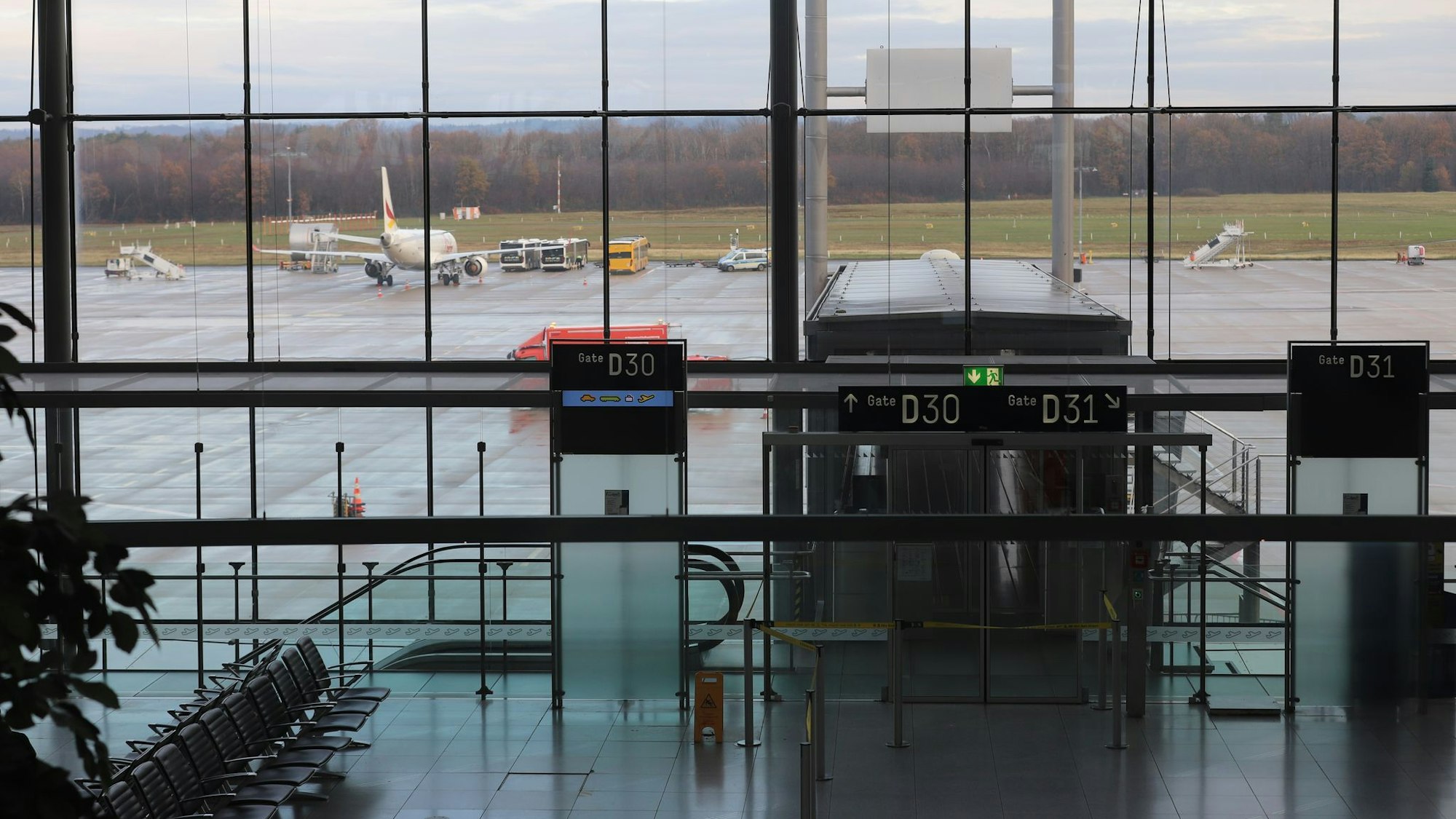 Notausgänge führen zum Rollfeld.