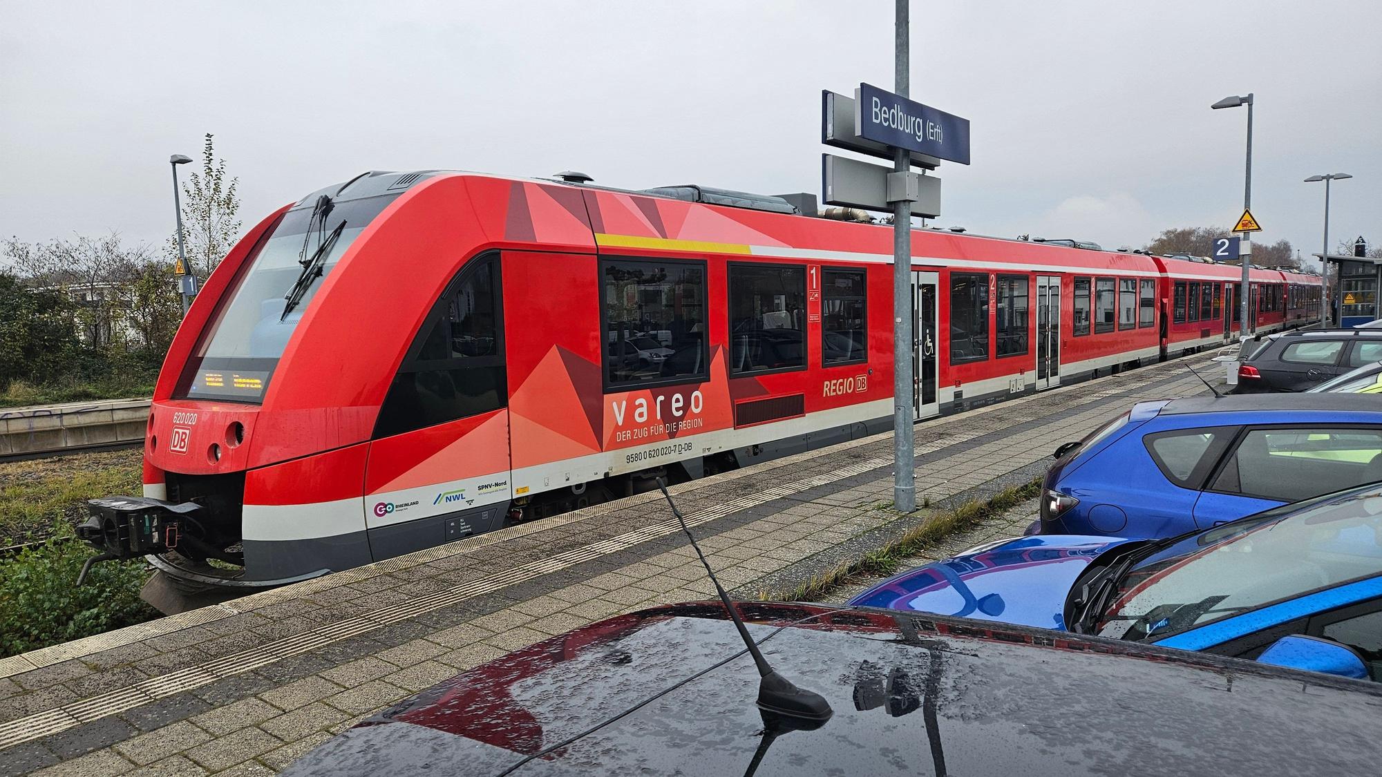 Zu sehen ist eine Regionalbahn am Bahnhof Bedburg.