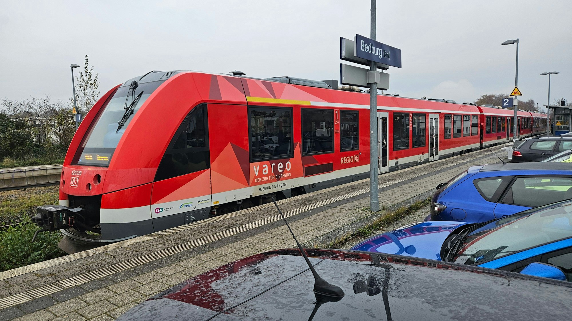 Zu sehen ist eine Regionalbahn am Bahnhof Bedburg.