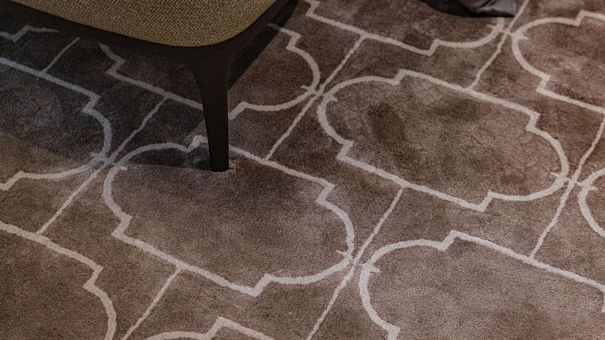 Ein Muster als Hommage an Sakralbauten prägt an vielen Stellen das Design.