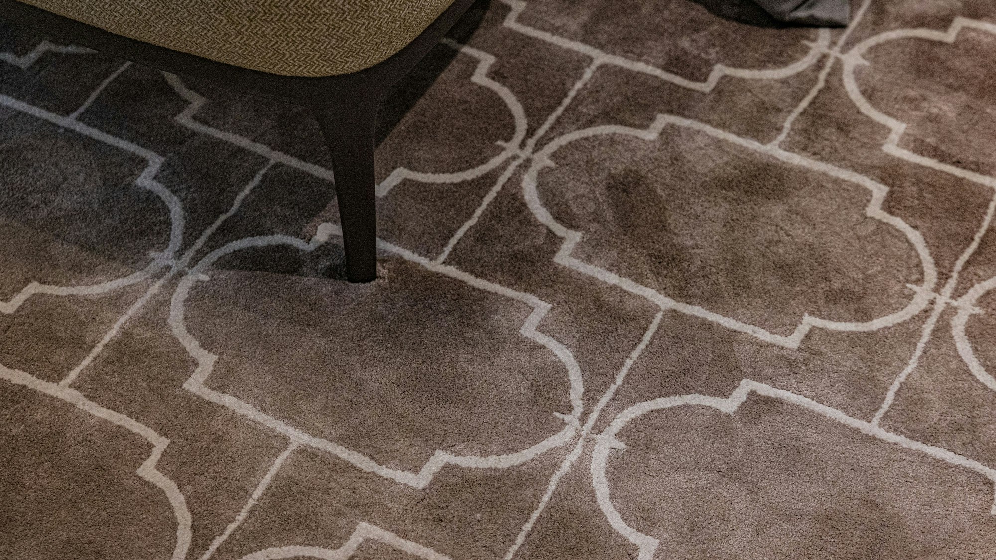 Ein Muster als Hommage an Sakralbauten prägt an vielen Stellen das Design.