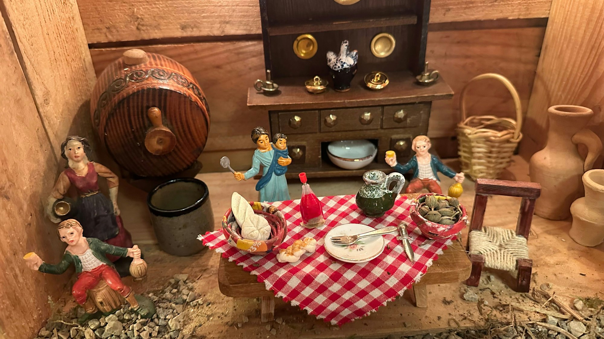 Ein Raum der Krippe zeigt eine Wirtshaus-Szene.