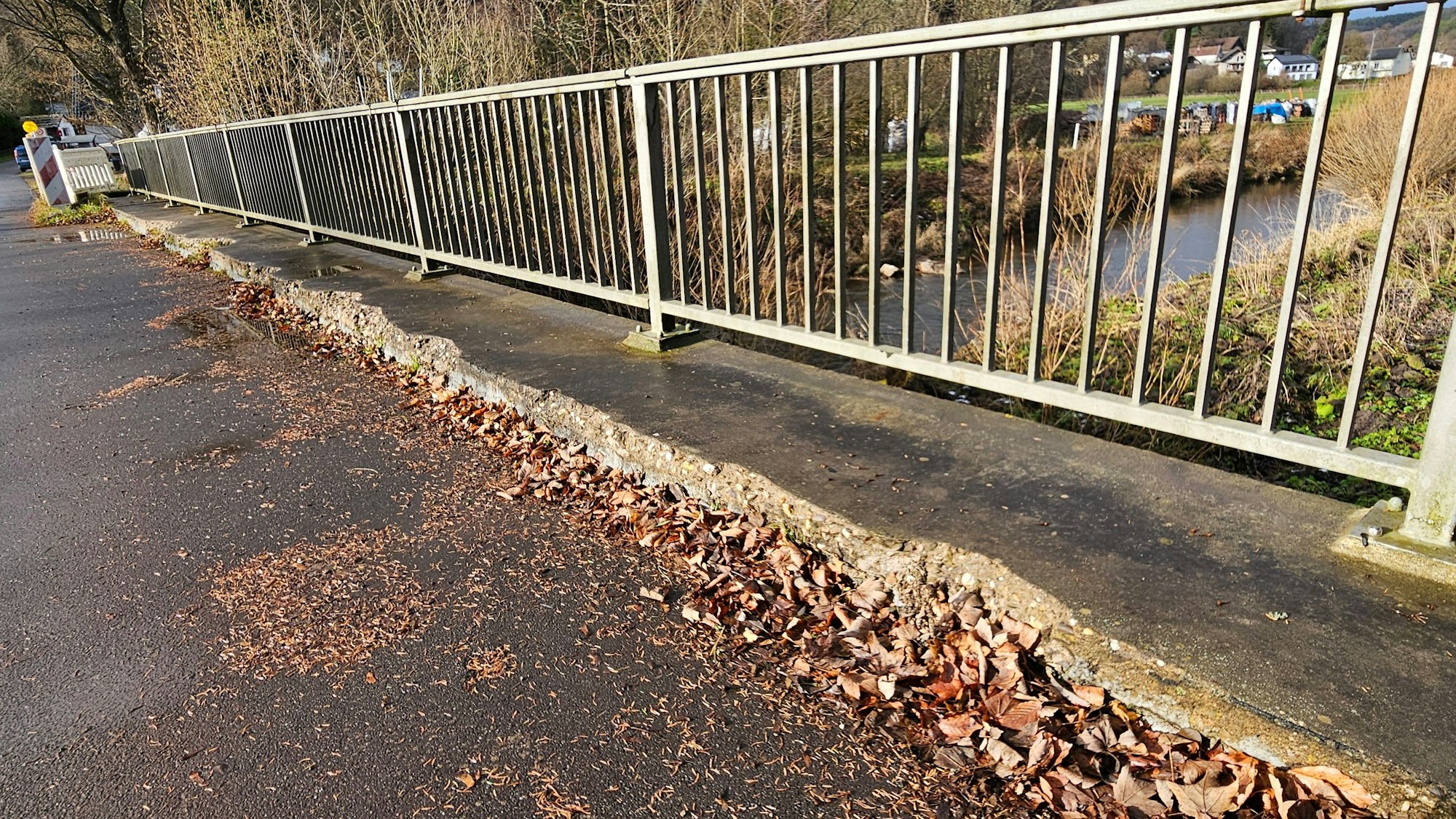 Der Betonaufbau, auf dem die Geländer stehen, bröckeln.