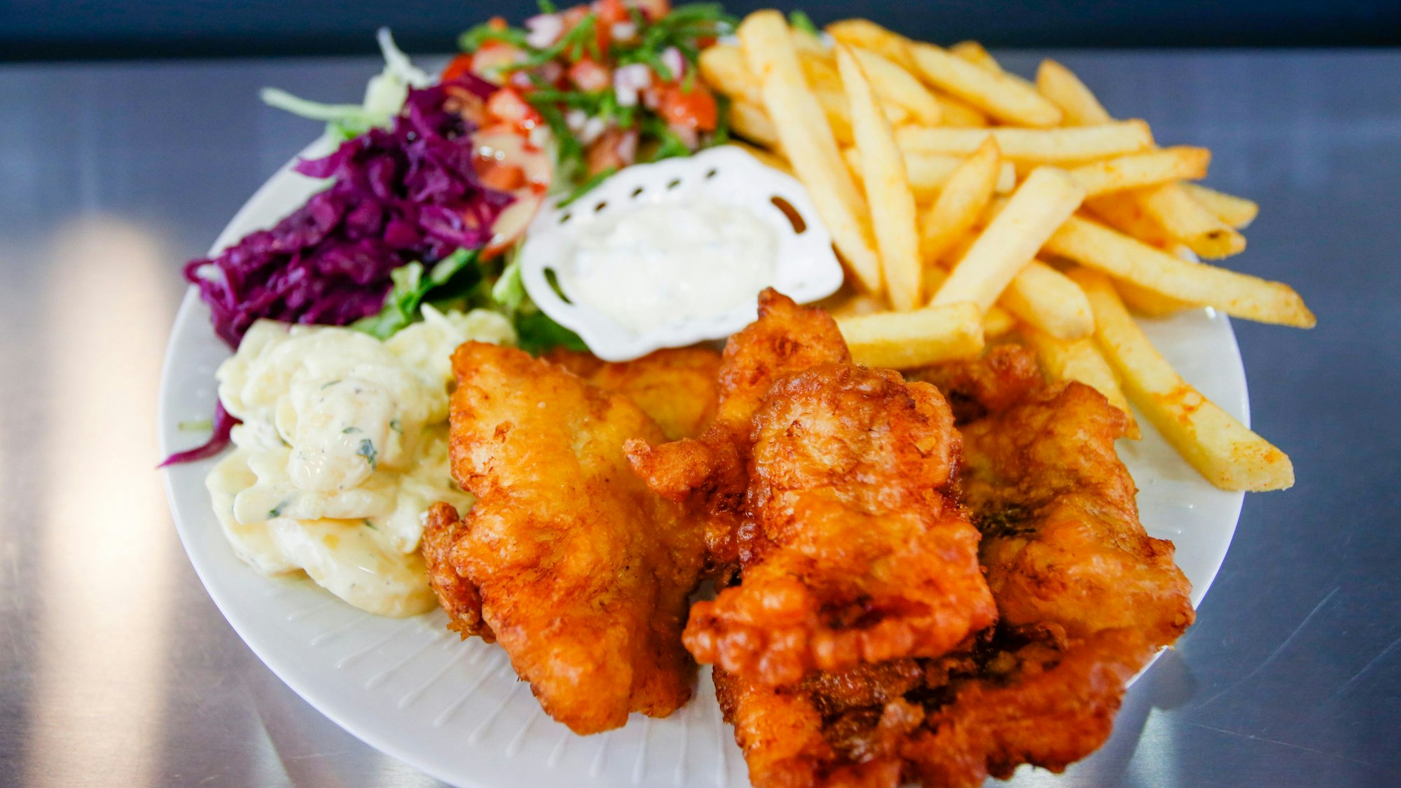 Der Kibbelingteller gehört zu den beliebtesten Gerichten des Foodtrucks.