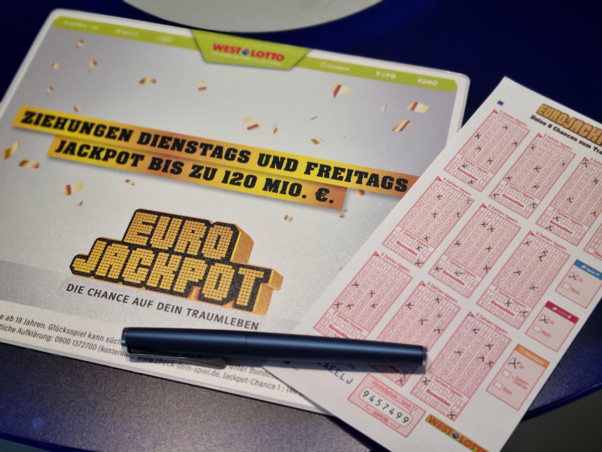 Ein Tippschein für den Eurojackpot liegt mit einem Stift auf einem Tisch.