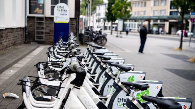 Das Bild zeigt zahlreiche Eifel-E-Bikes vor dem Euskirchener Bahnhof.