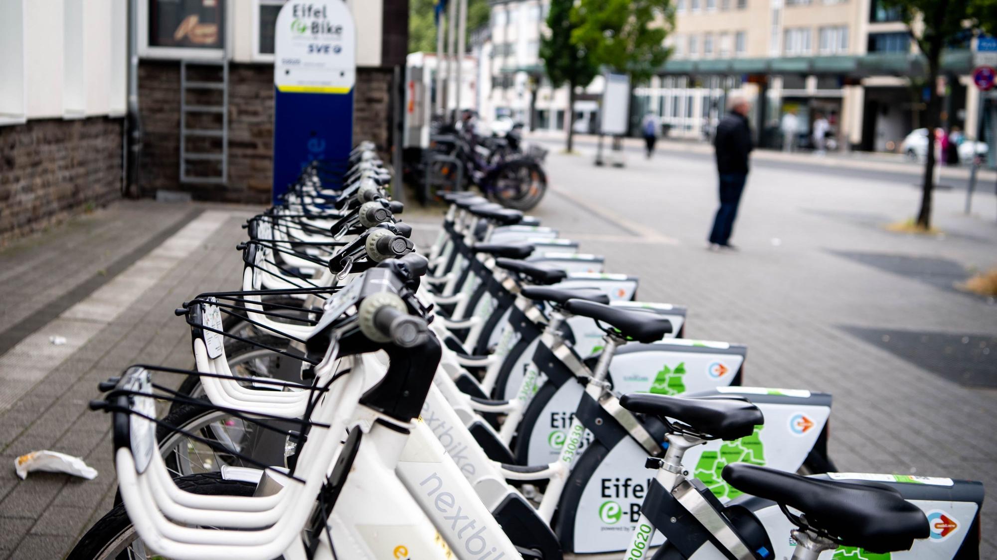 Das Bild zeigt zahlreiche Eifel-E-Bikes vor dem Euskirchener Bahnhof.