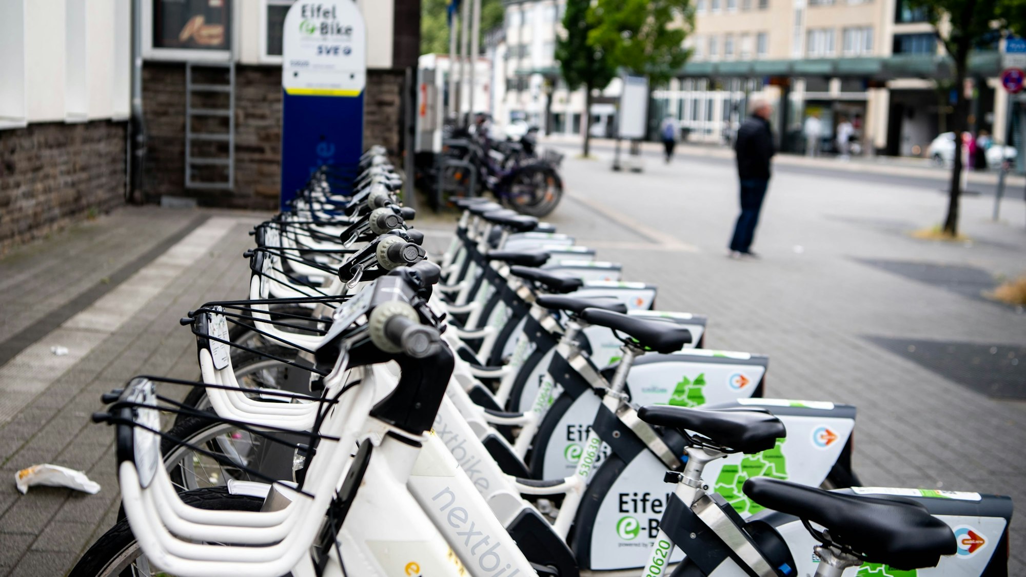 Das Bild zeigt zahlreiche Eifel-E-Bikes vor dem Euskirchener Bahnhof.