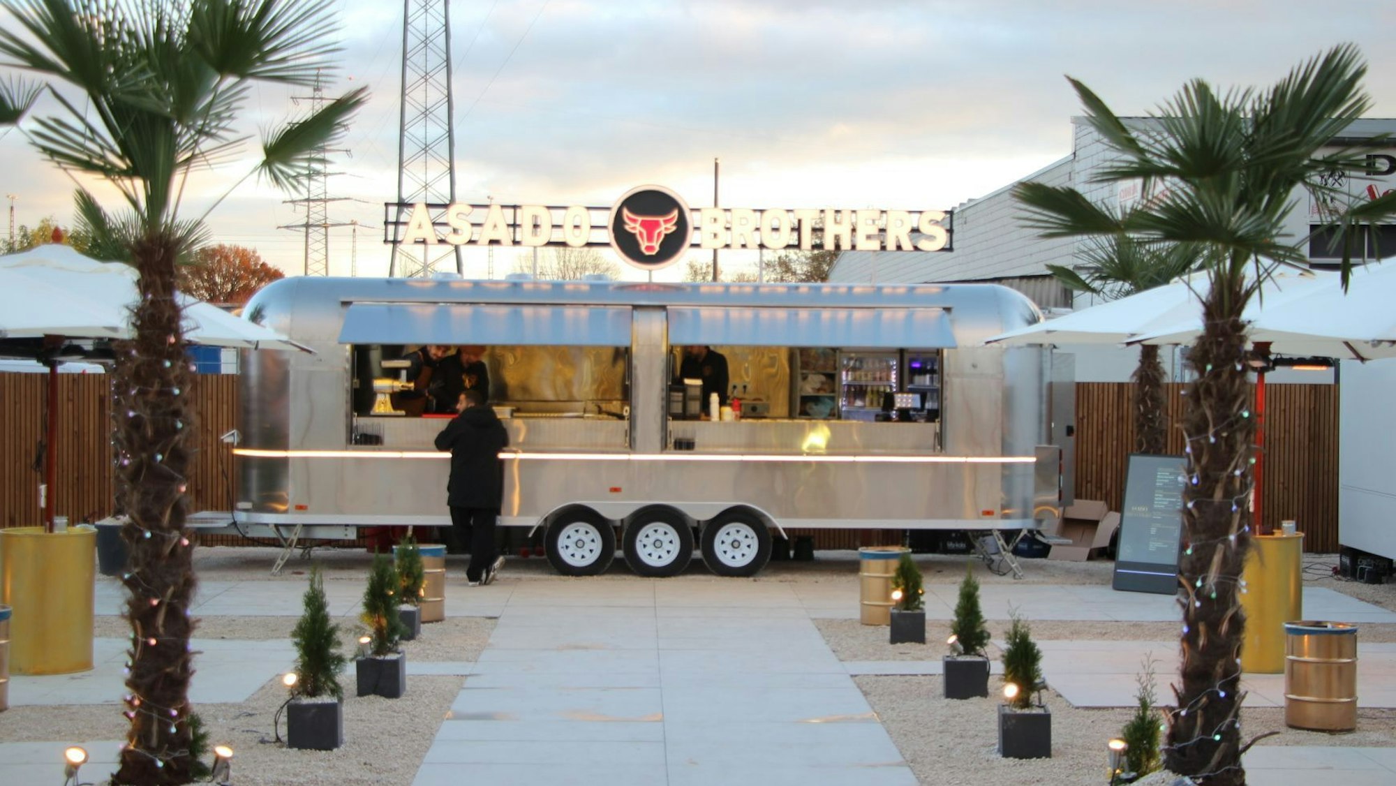 Auf dem Bild ist ein Foodtruck zu sehen.