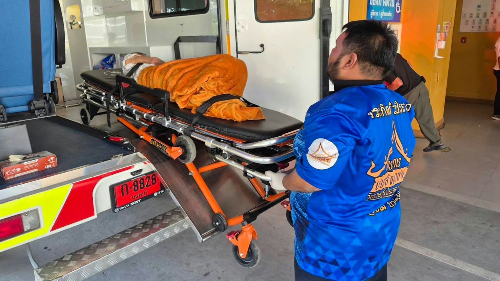 Die Frau wurde ins Krankenhaus gebracht - offenbar litt sie unter einem niedrigen Blutzuckerspiegel.