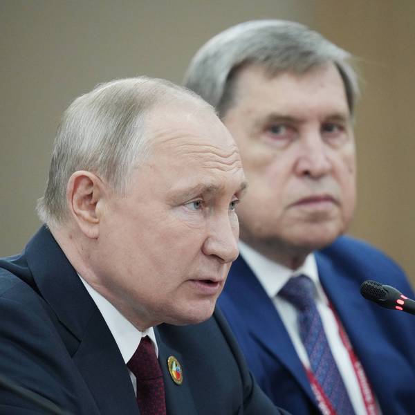 Kremlchef Wladimir Putin spricht in ein Mikrofon. Im Hintergrund ist sein hochrangiger Berater Juri Uschakow zu sehen. (Archivbild)