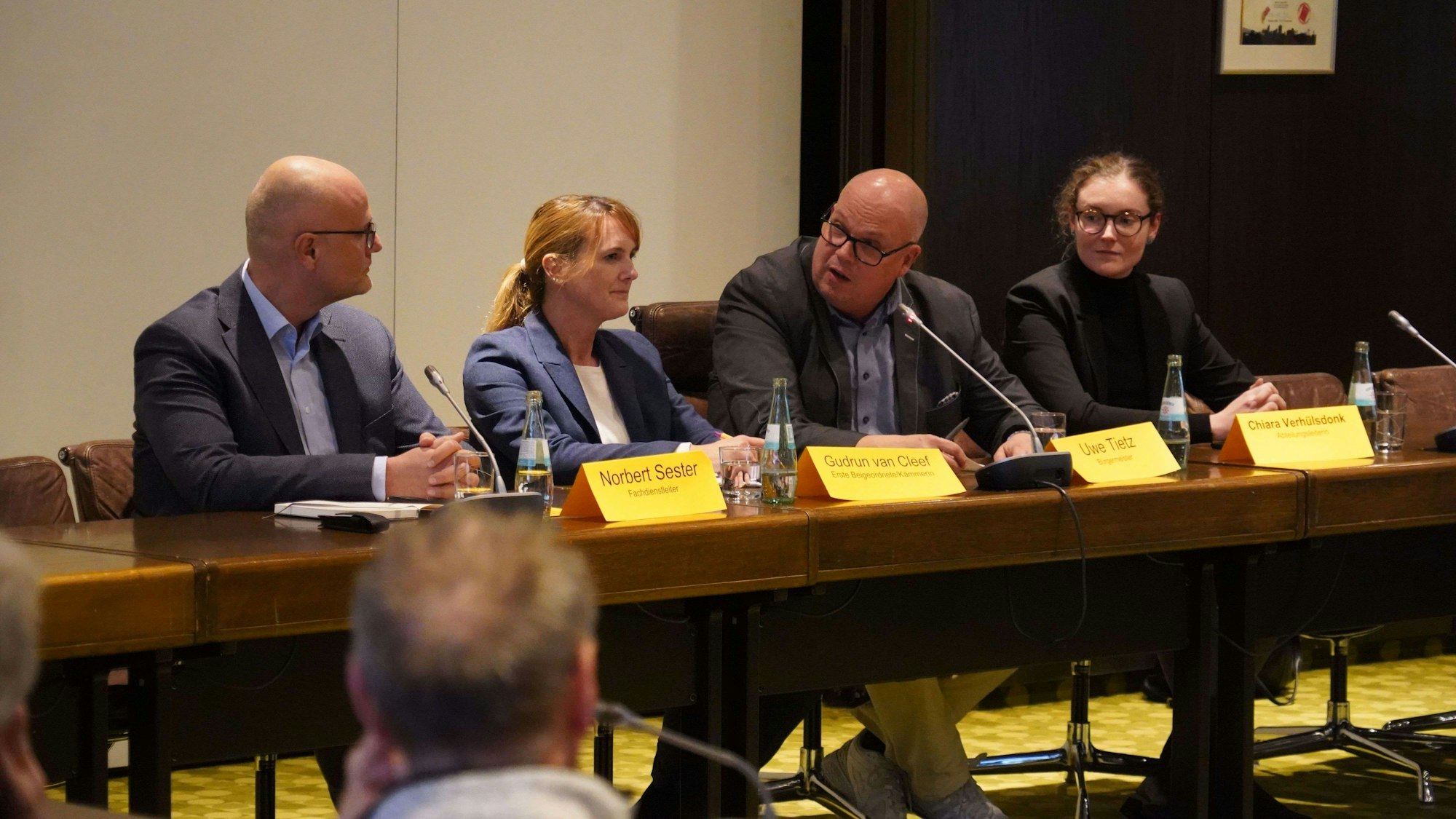 Norbert Sester, Leiter des Fachdienstes Bürgerservice und Ordnung, Kämmerin Gudrun van Cleef, Bürgermeister Uwe Tietz und Chiara Verhülsdonk, Leiterin der Abteilung für Ordnung und Verkehr, (v.l.) stellten sich den Fragen der Bürger.