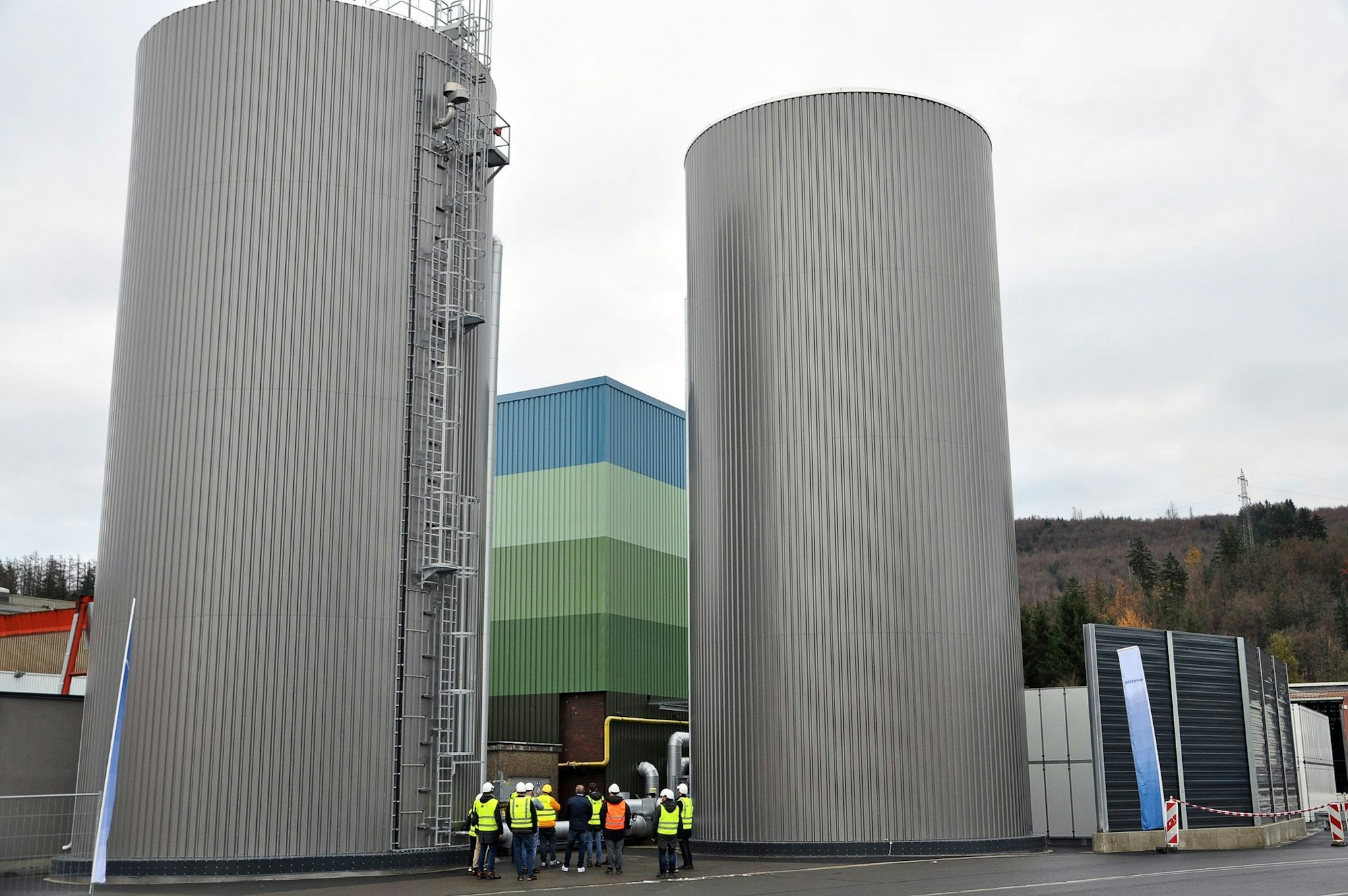 Zwei Heißwasser-Pufferspeicher speichern heißes Wasser für die Wärmepumpen-Heizung des Energiedienstleisters Getec. Beheizt wird damit der Standort des Anlagenbauers SMS Group in Hilchenbach.