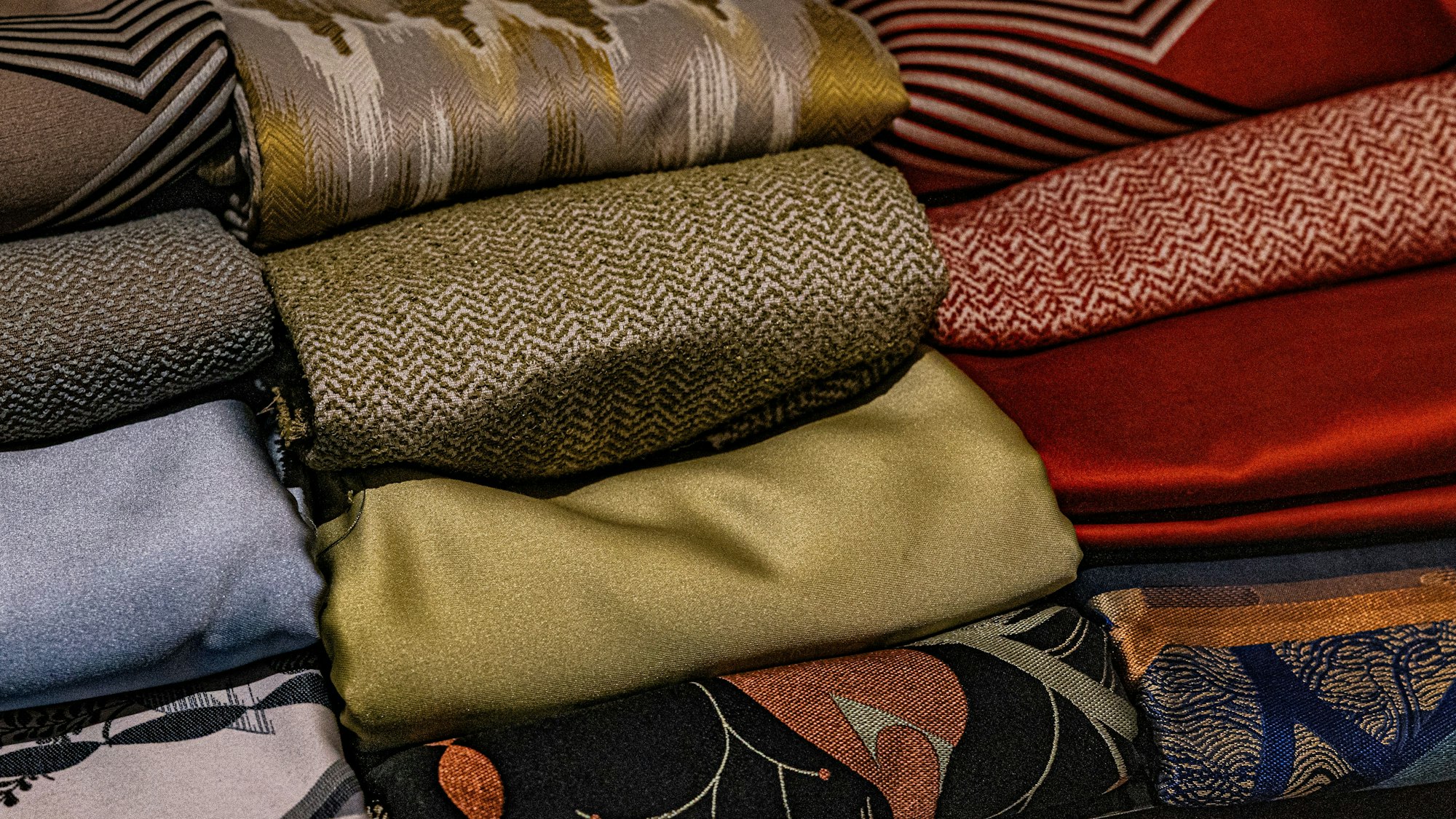 Die Stoff- und Farbkombinationen für die Hotelsuiten in Rot, Grün und verschiedenen Blau-Tönen, jeweils mit goldenen Nuancen.