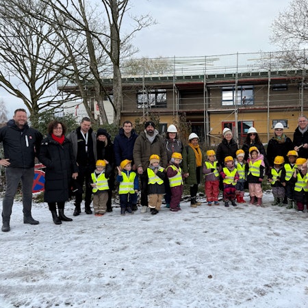 Die Kinder der Kita Eulenbusch besuchten die Baustelle ihres neuen Kindergartens, der im März fertiggestellt werden soll.